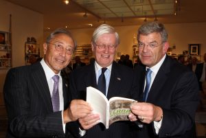 24-10-2011 SHOWBIZZ; HANS WIEGEL WOONT NU OFFICEEL IN FRIESLAND. Hans was naar Amstelveen gekomen om met enkele vrienden het boek TERRA INCOGNITA van schrijver Ruud Lapre uit te reiken. Hij vertelde tijdens deze gelegenheid dat hij nu ECHT officieel in Friesland woont.
foto: Albert den Iseger