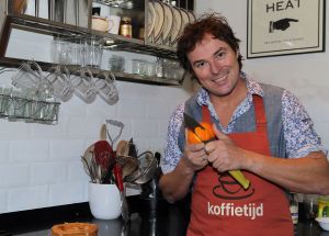 12-10-2012 SHOWBIZZ; KOFFIE TIJD KOK CASPER BURGI IS GEWOON EEN TOFFE GAST. Zijn grootste droom is nog steeds van kracht, met vrouw Barbara, zoon Roque en dochter Eden naar Frankrijk om daar gasten te verwennen met heerlijke gerechten. Wij waren te gast in Haarlem en Yvonne Hoebe luisterde naar de mooie verhalen van Casper. Deze week in uw Weekblad PRIVE.
foto: Albert den Iseger.