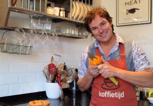 12-10-2012 SHOWBIZZ; KOFFIE TIJD KOK CASPER BURGI IS GEWOON EEN TOFFE GAST. Zijn grootste droom is nog steeds van kracht, met vrouw Barbara, zoon Roque en dochter Eden naar Frankrijk om daar gasten te verwennen met heerlijke gerechten. Wij waren te gast in Haarlem en Yvonne Hoebe luisterde naar de mooie verhalen van Casper. Deze week in uw Weekblad PRIVE.
foto: Albert den Iseger.