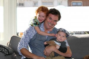 12-10-2012 SHOWBIZZ; KOFFIE TIJD KOK CASPER BURGI IS GEWOON EEN TOFFE GAST. Zijn grootste droom is nog steeds van kracht, met vrouw Barbara, zoon Roque en dochter Eden naar Frankrijk om daar gasten te verwennen met heerlijke gerechten. Wij waren te gast in Haarlem en Yvonne Hoebe luisterde naar de mooie verhalen van Casper. Deze week in uw Weekblad PRIVE.
foto: Albert den Iseger.