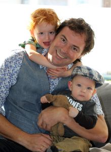 12-10-2012 SHOWBIZZ; KOFFIE TIJD KOK CASPER BURGI IS GEWOON EEN TOFFE GAST. Zijn grootste droom is nog steeds van kracht, met vrouw Barbara, zoon Roque en dochter Eden naar Frankrijk om daar gasten te verwennen met heerlijke gerechten. Wij waren te gast in Haarlem en Yvonne Hoebe luisterde naar de mooie verhalen van Casper. Deze week in uw Weekblad PRIVE.
foto: Albert den Iseger.