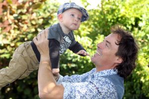 12-10-2012 SHOWBIZZ; KOFFIE TIJD KOK CASPER BURGI IS GEWOON EEN TOFFE GAST. Zijn grootste droom is nog steeds van kracht, met vrouw Barbara, zoon Roque en dochter Eden naar Frankrijk om daar gasten te verwennen met heerlijke gerechten. Wij waren te gast in Haarlem en Yvonne Hoebe luisterde naar de mooie verhalen van Casper. Deze week in uw Weekblad PRIVE.
foto: Albert den Iseger.