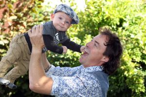 12-10-2012 SHOWBIZZ; KOFFIE TIJD KOK CASPER BURGI IS GEWOON EEN TOFFE GAST. Zijn grootste droom is nog steeds van kracht, met vrouw Barbara, zoon Roque en dochter Eden naar Frankrijk om daar gasten te verwennen met heerlijke gerechten. Wij waren te gast in Haarlem en Yvonne Hoebe luisterde naar de mooie verhalen van Casper. Deze week in uw Weekblad PRIVE.
foto: Albert den Iseger.