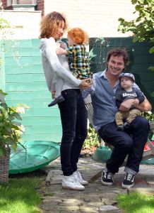 12-10-2012 SHOWBIZZ; KOFFIE TIJD KOK CASPER BURGI IS GEWOON EEN TOFFE GAST. Zijn grootste droom is nog steeds van kracht, met vrouw Barbara, zoon Roque en dochter Eden naar Frankrijk om daar gasten te verwennen met heerlijke gerechten. Wij waren te gast in Haarlem en Yvonne Hoebe luisterde naar de mooie verhalen van Casper. Deze week in uw Weekblad PRIVE.
foto: Albert den Iseger.