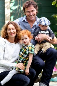 12-10-2012 SHOWBIZZ; KOFFIE TIJD KOK CASPER BURGI IS GEWOON EEN TOFFE GAST. Zijn grootste droom is nog steeds van kracht, met vrouw Barbara, zoon Roque en dochter Eden naar Frankrijk om daar gasten te verwennen met heerlijke gerechten. Wij waren te gast in Haarlem en Yvonne Hoebe luisterde naar de mooie verhalen van Casper. Deze week in uw Weekblad PRIVE.
foto: Albert den Iseger.