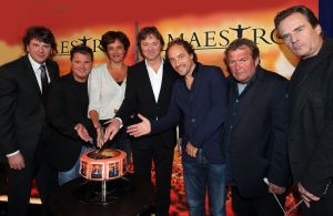 01-11-2012 SHOWBIZZ; AVRO PRESENTEERT HET SUCCES PROGRAMMA MAESTRO.
Frits Sissing presenteert vanaf 8 november het nieuwe AVRO-programma Maestro op Nederland 1. Wolter Kroes, Kleine Viezerik, Catherine Keyl, Brecht van Hulten, Michiel Romeyn, Joep Sertons, Tanja Jess en Lenette van Dongen strijden om de titel Maestro. Zij proberen een groot symfonieorkest in acht weken tijd perfect te dirigeren. Elke week zal er n BNer de bok moeten verlaten. 

Frits Sissing: Maestro is een programma vol passie, humor en emoties. Het lijkt zo eenvoudig om een orkest te leiden, alsof een dirigent wat willekeurig met zn armen staat te zwaaien. Maar Maestro laat zien dat je over heel wat capaciteiten n charisma moet beschikken om een orkest van 65 man, zoals het Holland Symfonia, goed door een muziekstuk te leiden. De acht kandidaten zullen dat vanaf de eerste aflevering meteen ondervinden. Ze worden direct in het diepe gegooid en moeten vol aan de bak om overeind te blijven. Dat levert mooie, spannende en soms ook hilarische televisie op. In Engeland, Noorwegen, Zweden en Denemarken is Maestro een groot succes. Ik vind het bijzonder dat de AVRO dit programma nu naar Nederland haalt en dat ik het samen met een aantal gepassioneerde mensen uit de wereld van de klassieke muziek mag gaan maken. 

Peter Lubbers, directeur Media bij de AVRO zegt over Maestro: Met Maestro maken we weer een stap in de ambitie van cultureel amusement. Het wordt n van de pronkstukken van de AVRO. We willen met Maestro een brug slaan tussen kunst en cultuur en een breder publiek door de kijker op een spannende en toegankelijke manier kennis te laten maken met klassieke muziek. Het is een grote eer dat we gaan werken met het orkest Holland Symfonia onder leiding van chef-dirigent Otto Tausk.

De jury bestaat uit Holland Symfonia-dirigent Otto Tausk (voorzitter), Isabelle van Keulen (violist) en Dominic Seldis (contrabassist bij het Koninklijk Concertgebouw Orkest). 
Foto: Albert den Iseger