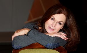 19-10-2012 SHOWBIZZ; LIZ SNOIJINK;  FARAH DIBA IS EEN ROL OP MIJN LIJF GESCHREVEN. Een van oorsprong Perzische journaliste weet de voormalige keizerin van Perzi, Fara Diba, te strikken voor een interview. De broer van de journaliste is destijds door de geheime dienst van de keizer vermoord, waarna de journaliste als kind samen met haar ouders uit Perzi moest vluchten. De voorstelling is een ode aan alle vrouwen die hun dierbaren in oorlogen en revoluties zijn verloren.
Farah Diba is een prikkelend portret waarin toneel, pozie, film en prachtig live gezongen Perzische liederen samensmelten. Genspireerd op de documentaire The Queen and I van de Iranese-Zweedse cineast Nahid Persson Sarvestani. 
Foto; Albert den Iseger