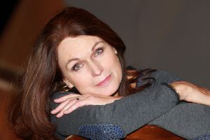19-10-2012 SHOWBIZZ; LIZ SNOIJINK;  FARAH DIBA IS EEN ROL OP MIJN LIJF GESCHREVEN. Een van oorsprong Perzische journaliste weet de voormalige keizerin van Perzi, Fara Diba, te strikken voor een interview. De broer van de journaliste is destijds door de geheime dienst van de keizer vermoord, waarna de journaliste als kind samen met haar ouders uit Perzi moest vluchten. De voorstelling is een ode aan alle vrouwen die hun dierbaren in oorlogen en revoluties zijn verloren.
Farah Diba is een prikkelend portret waarin toneel, pozie, film en prachtig live gezongen Perzische liederen samensmelten. Genspireerd op de documentaire The Queen and I van de Iranese-Zweedse cineast Nahid Persson Sarvestani. 
Foto; Albert den Iseger
