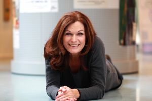 19-10-2012 SHOWBIZZ; LIZ SNOIJINK;  FARAH DIBA IS EEN ROL OP MIJN LIJF GESCHREVEN. Een van oorsprong Perzische journaliste weet de voormalige keizerin van Perzi, Fara Diba, te strikken voor een interview. De broer van de journaliste is destijds door de geheime dienst van de keizer vermoord, waarna de journaliste als kind samen met haar ouders uit Perzi moest vluchten. De voorstelling is een ode aan alle vrouwen die hun dierbaren in oorlogen en revoluties zijn verloren.
Farah Diba is een prikkelend portret waarin toneel, pozie, film en prachtig live gezongen Perzische liederen samensmelten. Genspireerd op de documentaire The Queen and I van de Iranese-Zweedse cineast Nahid Persson Sarvestani. 
Foto; Albert den Iseger
