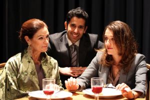 19-10-2012 SHOWBIZZ; LIZ SNOIJINK;  FARAH DIBA IS EEN ROL OP MIJN LIJF GESCHREVEN. Een van oorsprong Perzische journaliste weet de voormalige keizerin van Perzi, Fara Diba, te strikken voor een interview. De broer van de journaliste is destijds door de geheime dienst van de keizer vermoord, waarna de journaliste als kind samen met haar ouders uit Perzi moest vluchten. De voorstelling is een ode aan alle vrouwen die hun dierbaren in oorlogen en revoluties zijn verloren.
Farah Diba is een prikkelend portret waarin toneel, pozie, film en prachtig live gezongen Perzische liederen samensmelten. Genspireerd op de documentaire The Queen and I van de Iranese-Zweedse cineast Nahid Persson Sarvestani. 
Foto; Albert den Iseger