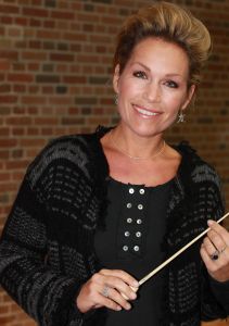 01-11-2012 SHOWBIZZ; AVRO PRESENTEERT HET SUCCES PROGRAMMA MAESTRO.
Frits Sissing presenteert vanaf 8 november het nieuwe AVRO-programma Maestro op Nederland 1. Wolter Kroes, Kleine Viezerik, Catherine Keyl, Brecht van Hulten, Michiel Romeyn, Joep Sertons, Tanja Jess en Lenette van Dongen strijden om de titel Maestro. Zij proberen een groot symfonieorkest in acht weken tijd perfect te dirigeren. Elke week zal er n BNer de bok moeten verlaten. 

Frits Sissing: Maestro is een programma vol passie, humor en emoties. Het lijkt zo eenvoudig om een orkest te leiden, alsof een dirigent wat willekeurig met zn armen staat te zwaaien. Maar Maestro laat zien dat je over heel wat capaciteiten n charisma moet beschikken om een orkest van 65 man, zoals het Holland Symfonia, goed door een muziekstuk te leiden. De acht kandidaten zullen dat vanaf de eerste aflevering meteen ondervinden. Ze worden direct in het diepe gegooid en moeten vol aan de bak om overeind te blijven. Dat levert mooie, spannende en soms ook hilarische televisie op. In Engeland, Noorwegen, Zweden en Denemarken is Maestro een groot succes. Ik vind het bijzonder dat de AVRO dit programma nu naar Nederland haalt en dat ik het samen met een aantal gepassioneerde mensen uit de wereld van de klassieke muziek mag gaan maken. 

Peter Lubbers, directeur Media bij de AVRO zegt over Maestro: Met Maestro maken we weer een stap in de ambitie van cultureel amusement. Het wordt n van de pronkstukken van de AVRO. We willen met Maestro een brug slaan tussen kunst en cultuur en een breder publiek door de kijker op een spannende en toegankelijke manier kennis te laten maken met klassieke muziek. Het is een grote eer dat we gaan werken met het orkest Holland Symfonia onder leiding van chef-dirigent Otto Tausk.

De jury bestaat uit Holland Symfonia-dirigent Otto Tausk (voorzitter), Isabelle van Keulen (violist) en Dominic Seldis (contrabassist bij het Koninklijk Concertgebouw Orkest). 
Foto: Albert den Iseger