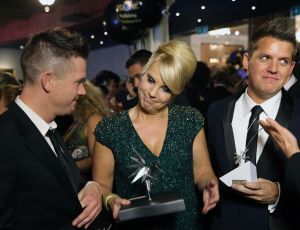 20-10-2013 SHOWBIZZ; DE 48ste TELEVIZIER-RING GALA WAS ER EEN VOOR DE MOLLEN. Prijswinnaars waren- Linda en Johnny de Mol-Art Rooijakkers-Kees Tol-Dieuwertje Blok.
foto: 20-10-2013 SHOWBIZZ; DE 48ste TELEVIZIER-RING GALA WAS ER EEN VOOR DE MOLLEN. Prijswinnaars waren- Linda en Johnny de Mol-Art Rooijakkers-Kees Tol-Dieuwertje Blok.
foto: Albert den Iseger. 