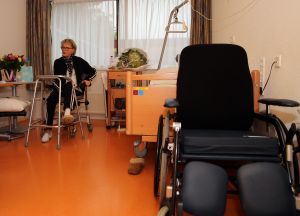 16-10-2013 SHOWBIZZ; MARIANNE VAN WIJNKOOP LIGT IN ZORGCENTRUM. Ze heeft haar beken op 8 plaatsen gebroken. Lees hierover alles in weekblad PRIVE.
foto: Albert den Iseger 