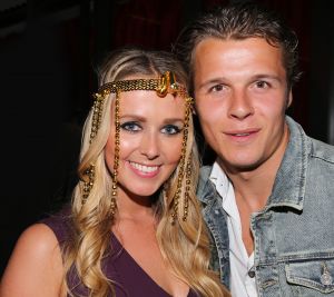 28-10-2013 SHOWBIZZ; MONIQUE SMIT BREEKT MET HAAR PARTNER JEFFREY. Vandaag ging de kogel door de Volendamse  kerk, er is niks bijzonders gebeurd. Ze praatten met elkaar en concludeerden dat de koek op is. de liefde is voorbij, ze gaan alletwee hun eigen weg.
Monique en Jeffrey waren vier jaar bij elkaar, ze woonden niet samen.
In de eerste periode van hun relatie had Jeffrey al een scheve schaats gereden, maar dat had Smit hem toen vergeven.
foto: Albert den Iseger.