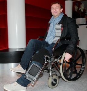 25-10-2014 SHOWBIZZ; JON VAN EERD VERPLAATST ZICH NOODGEDWONGEN IN ROLSTOEL. Naar een feestje of premiere, Jon moet zich verplaatsen met een rolstoel. Hij heeft een blussure opgelopen aan zijn knie en dat moet met rust genezen.Ook zij rol in MOEDER IK WIL BIJ DE REVUE is tijdelijk stopgezet en word nu overgenomen door GER OTTE.
foto: Albert den Iseger