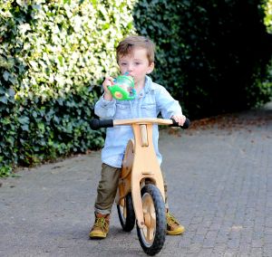 08-10-2014 SHOWBIZZ; ROB EN HENRIETTE DE NIJS SUPER GELUKKIG MET ZOON JULIUS. Het gezin straalt in hun nieuwe huis in Bennekom. Het is er knus, gezellig, modern en er heerst een goede sfeer. Julius is een prachtig kereltje, het 2.5 jarige zonnetje in huize de Nijs. foto: Albert den Iseger
