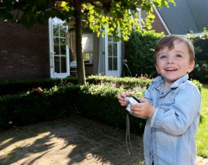 08-10-2014 SHOWBIZZ; ROB EN HENRIETTE DE NIJS SUPER GELUKKIG MET ZOON JULIUS. Het gezin straalt in hun nieuwe huis in Bennekom. Het is er knus, gezellig, modern en er heerst een goede sfeer. Julius is een prachtig kereltje, het 2.5 jarige zonnetje in huize de Nijs.
foto: Albert den Iseger