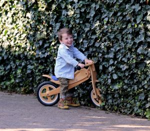 08-10-2014 SHOWBIZZ; ROB EN HENRIETTE DE NIJS SUPER GELUKKIG MET ZOON JULIUS. Het gezin straalt in hun nieuwe huis in Bennekom. Het is er knus, gezellig, modern en er heerst een goede sfeer. Julius is een prachtig kereltje, het 2.5 jarige zonnetje in huize de Nijs.
foto: Albert den Iseger