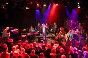 09-10-2014 SHOWBIZZ; ROB DE NIJS ZINGT WEER HET MOOISTE LIED. Rob de Nijs presenteerde gisteren zijn nieuwe cd NIEUWE RUIMTE. De SMETSTUDIO in Amsterdam was te klein voor alle genodigden. Rob speelde samen met zijn band 6 nummers van zijn nieuwe CD. Jan Rot deelde het eerste exemplaar uit.
foto: Albert den Iseger