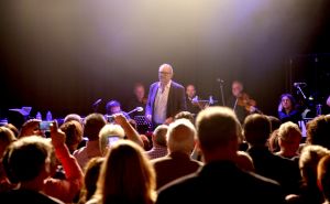 09-10-2014 SHOWBIZZ; ROB DE NIJS ZINGT WEER HET MOOISTE LIED. Rob de Nijs presenteerde gisteren zijn nieuwe cd NIEUWE RUIMTE. De SMETSTUDIO in Amsterdam was te klein voor alle genodigden. Rob speelde samen met zijn band 6 nummers van zijn nieuwe CD. Jan Rot deelde het eerste exemplaar uit.
foto: Albert den Iseger
