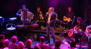 09-10-2014 SHOWBIZZ; ROB DE NIJS ZINGT WEER HET MOOISTE LIED. Rob de Nijs presenteerde gisteren zijn nieuwe cd NIEUWE RUIMTE. De SMETSTUDIO in Amsterdam was te klein voor alle genodigden. Rob speelde samen met zijn band 6 nummers van zijn nieuwe CD. Jan Rot deelde het eerste exemplaar uit.
foto: Albert den Iseger
