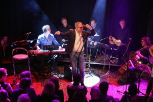 09-10-2014 SHOWBIZZ; ROB DE NIJS ZINGT WEER HET MOOISTE LIED. Rob de Nijs presenteerde gisteren zijn nieuwe cd NIEUWE RUIMTE. De SMETSTUDIO in Amsterdam was te klein voor alle genodigden. Rob speelde samen met zijn band 6 nummers van zijn nieuwe CD. Jan Rot deelde het eerste exemplaar uit.
foto: Albert den Iseger