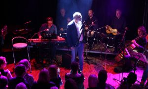 09-10-2014 SHOWBIZZ; ROB DE NIJS ZINGT WEER HET MOOISTE LIED. Rob de Nijs presenteerde gisteren zijn nieuwe cd NIEUWE RUIMTE. De SMETSTUDIO in Amsterdam was te klein voor alle genodigden. Rob speelde samen met zijn band 6 nummers van zijn nieuwe CD. Jan Rot deelde het eerste exemplaar uit.
foto: Albert den Iseger