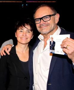 09-10-2014 SHOWBIZZ; ROB DE NIJS ZINGT WEER HET MOOISTE LIED. Rob de Nijs presenteerde gisteren zijn nieuwe cd NIEUWE RUIMTE. De SMETSTUDIO in Amsterdam was te klein voor alle genodigden. Rob speelde samen met zijn band 6 nummers van zijn nieuwe CD. Jan Rot deelde het eerste exemplaar uit.
foto: Albert den Iseger