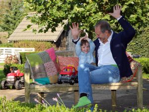 08-10-2014 SHOWBIZZ; ROB EN HENRIETTE DE NIJS SUPER GELUKKIG MET ZOON JULIUS. Het gezin straalt in hun nieuwe huis in Bennekom. Het is er knus, gezellig, modern en er heerst een goede sfeer. Julius is een prachtig kereltje, het 2.5 jarige zonnetje in huize de Nijs.
foto: Albert den Iseger