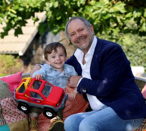 08-10-2014 SHOWBIZZ; ROB EN HENRIETTE DE NIJS SUPER GELUKKIG MET ZOON JULIUS. Het gezin straalt in hun nieuwe huis in Bennekom. Het is er knus, gezellig, modern en er heerst een goede sfeer. Julius is een prachtig kereltje, het 2.5 jarige zonnetje in huize de Nijs.
foto: Albert den Iseger