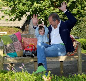 08-10-2014 SHOWBIZZ; ROB EN HENRIETTE DE NIJS SUPER GELUKKIG MET ZOON JULIUS. Het gezin straalt in hun nieuwe huis in Bennekom. Het is er knus, gezellig, modern en er heerst een goede sfeer. Julius is een prachtig kereltje, het 2.5 jarige zonnetje in huize de Nijs. foto: Albert den Iseger