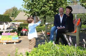 08-10-2014 SHOWBIZZ; ROB EN HENRIETTE DE NIJS SUPER GELUKKIG MET ZOON JULIUS. Het gezin straalt in hun nieuwe huis in Bennekom. Het is er knus, gezellig, modern en er heerst een goede sfeer. Julius is een prachtig kereltje, het 2.5 jarige zonnetje in huize de Nijs. foto: Albert den Iseger