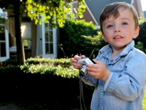 08-10-2014 SHOWBIZZ; ROB EN HENRIETTE DE NIJS SUPER GELUKKIG MET ZOON JULIUS. Het gezin straalt in hun nieuwe huis in Bennekom. Het is er knus, gezellig, modern en er heerst een goede sfeer. Julius is een prachtig kereltje, het 2.5 jarige zonnetje in huize de Nijs. foto: Albert den Iseger