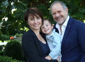 08-10-2014 SHOWBIZZ; ROB EN HENRIETTE DE NIJS SUPER GELUKKIG MET ZOON JULIUS. Het gezin straalt in hun nieuwe huis in Bennekom. Het is er knus, gezellig, modern en er heerst een goede sfeer. Julius is een prachtig kereltje, het 2.5 jarige zonnetje in huize de Nijs. foto: Albert den Iseger