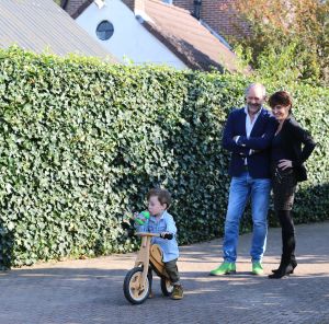 08-10-2014 SHOWBIZZ; ROB EN HENRIETTE DE NIJS SUPER GELUKKIG MET ZOON JULIUS. Het gezin straalt in hun nieuwe huis in Bennekom. Het is er knus, gezellig, modern en er heerst een goede sfeer. Julius is een prachtig kereltje, het 2.5 jarige zonnetje in huize de Nijs. foto: Albert den Iseger