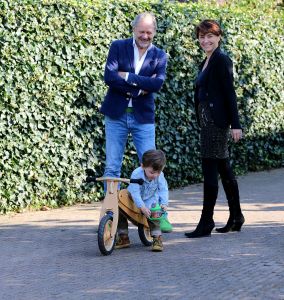 08-10-2014 SHOWBIZZ; ROB EN HENRIETTE DE NIJS SUPER GELUKKIG MET ZOON JULIUS. Het gezin straalt in hun nieuwe huis in Bennekom. Het is er knus, gezellig, modern en er heerst een goede sfeer. Julius is een prachtig kereltje, het 2.5 jarige zonnetje in huize de Nijs. foto: Albert den Iseger