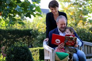 08-10-2014 SHOWBIZZ; ROB EN HENRIETTE DE NIJS SUPER GELUKKIG MET ZOON JULIUS. Het gezin straalt in hun nieuwe huis in Bennekom. Het is er knus, gezellig, modern en er heerst een goede sfeer. Julius is een prachtig kereltje, het 2.5 jarige zonnetje in huize de Nijs. foto: Albert den Iseger