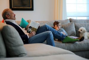 08-10-2014 SHOWBIZZ; ROB EN HENRIETTE DE NIJS SUPER GELUKKIG MET ZOON JULIUS. Het gezin straalt in hun nieuwe huis in Bennekom. Het is er knus, gezellig, modern en er heerst een goede sfeer. Julius is een prachtig kereltje, het 2.5 jarige zonnetje in huize de Nijs. foto: Albert den Iseger