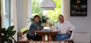 08-10-2014 SHOWBIZZ; ROB EN HENRIETTE DE NIJS SUPER GELUKKIG MET ZOON JULIUS. Het gezin straalt in hun nieuwe huis in Bennekom. Het is er knus, gezellig, modern en er heerst een goede sfeer. Julius is een prachtig kereltje, het 2.5 jarige zonnetje in huize de Nijs. foto: Albert den Iseger