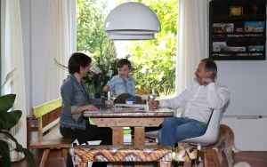 08-10-2014 SHOWBIZZ; ROB EN HENRIETTE DE NIJS SUPER GELUKKIG MET ZOON JULIUS. Het gezin straalt in hun nieuwe huis in Bennekom. Het is er knus, gezellig, modern en er heerst een goede sfeer. Julius is een prachtig kereltje, het 2.5 jarige zonnetje in huize de Nijs. foto: Albert den Iseger