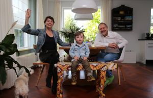 08-10-2014 SHOWBIZZ; ROB EN HENRIETTE DE NIJS SUPER GELUKKIG MET ZOON JULIUS. Het gezin straalt in hun nieuwe huis in Bennekom. Het is er knus, gezellig, modern en er heerst een goede sfeer. Julius is een prachtig kereltje, het 2.5 jarige zonnetje in huize de Nijs. foto: Albert den Iseger