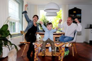08-10-2014 SHOWBIZZ; ROB EN HENRIETTE DE NIJS SUPER GELUKKIG MET ZOON JULIUS. Het gezin straalt in hun nieuwe huis in Bennekom. Het is er knus, gezellig, modern en er heerst een goede sfeer. Julius is een prachtig kereltje, het 2.5 jarige zonnetje in huize de Nijs. foto: Albert den Iseger