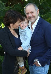 08-10-2014 SHOWBIZZ; ROB EN HENRIETTE DE NIJS SUPER GELUKKIG MET ZOON JULIUS. Het gezin straalt in hun nieuwe huis in Bennekom. Het is er knus, gezellig, modern en er heerst een goede sfeer. Julius is een prachtig kereltje, het 2.5 jarige zonnetje in huize de Nijs.
foto: Albert den Iseger
