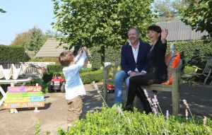 08-10-2014 SHOWBIZZ; ROB EN HENRIETTE DE NIJS SUPER GELUKKIG MET ZOON JULIUS. Het gezin straalt in hun nieuwe huis in Bennekom. Het is er knus, gezellig, modern en er heerst een goede sfeer. Julius is een prachtig kereltje, het 2.5 jarige zonnetje in huize de Nijs.
foto: Albert den Iseger