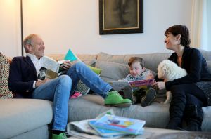 08-10-2014 SHOWBIZZ; ROB EN HENRIETTE DE NIJS SUPER GELUKKIG MET ZOON JULIUS. Het gezin straalt in hun nieuwe huis in Bennekom. Het is er knus, gezellig, modern en er heerst een goede sfeer. Julius is een prachtig kereltje, het 2.5 jarige zonnetje in huize de Nijs.
foto: Albert den Iseger