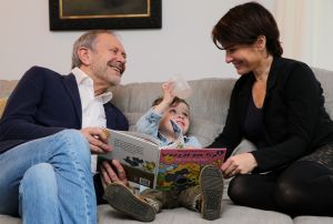 08-10-2014 SHOWBIZZ; ROB EN HENRIETTE DE NIJS SUPER GELUKKIG MET ZOON JULIUS. Het gezin straalt in hun nieuwe huis in Bennekom. Het is er knus, gezellig, modern en er heerst een goede sfeer. Julius is een prachtig kereltje, het 2.5 jarige zonnetje in huize de Nijs.
foto: Albert den Iseger