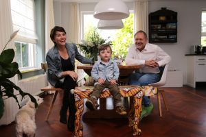 08-10-2014 SHOWBIZZ; ROB EN HENRIETTE DE NIJS SUPER GELUKKIG MET ZOON JULIUS. Het gezin straalt in hun nieuwe huis in Bennekom. Het is er knus, gezellig, modern en er heerst een goede sfeer. Julius is een prachtig kereltje, het 2.5 jarige zonnetje in huize de Nijs.
foto: Albert den Iseger