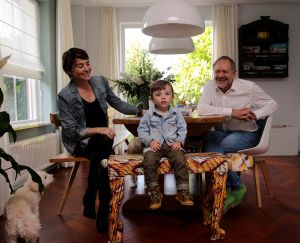 08-10-2014 SHOWBIZZ; ROB EN HENRIETTE DE NIJS SUPER GELUKKIG MET ZOON JULIUS. Het gezin straalt in hun nieuwe huis in Bennekom. Het is er knus, gezellig, modern en er heerst een goede sfeer. Julius is een prachtig kereltje, het 2.5 jarige zonnetje in huize de Nijs.
foto: Albert den Iseger