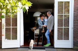 08-10-2014 SHOWBIZZ; ROB EN HENRIETTE DE NIJS SUPER GELUKKIG MET ZOON JULIUS. Het gezin straalt in hun nieuwe huis in Bennekom. Het is er knus, gezellig, modern en er heerst een goede sfeer. Julius is een prachtig kereltje, het 2.5 jarige zonnetje in huize de Nijs.
foto: Albert den Iseger