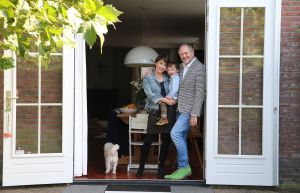 08-10-2014 SHOWBIZZ; ROB EN HENRIETTE DE NIJS SUPER GELUKKIG MET ZOON JULIUS. Het gezin straalt in hun nieuwe huis in Bennekom. Het is er knus, gezellig, modern en er heerst een goede sfeer. Julius is een prachtig kereltje, het 2.5 jarige zonnetje in huize de Nijs.
foto: Albert den Iseger